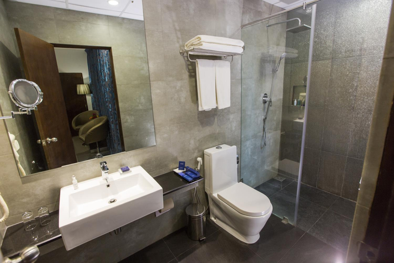 Bathroom 5, Best Western Elyon Colombo, Thimbirigasyaya