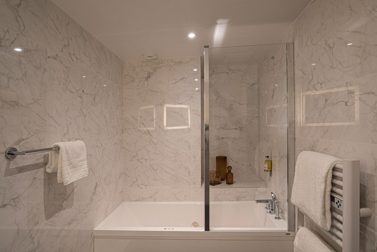 Bathroom 4, Hotel Quorum, Hauts-de-Seine