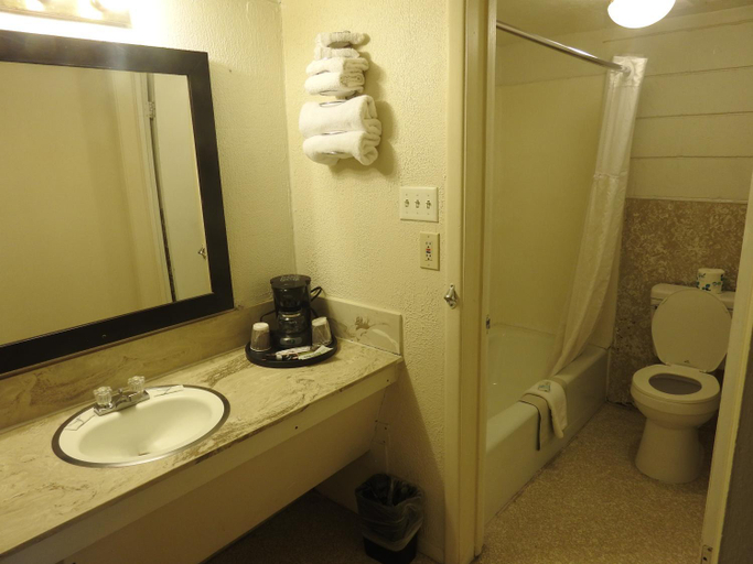 Bathroom 4, Economy Inn, Socorro