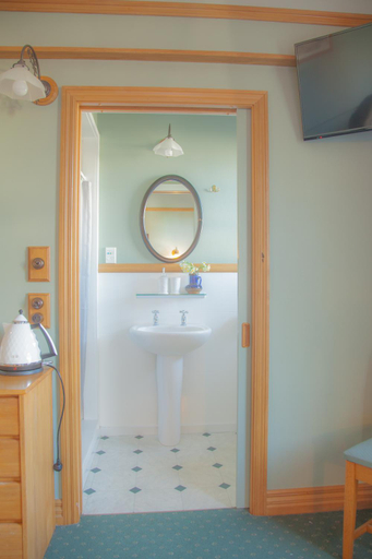 Bathroom 4, Okoroire Hot Springs Hotel, South Waikato