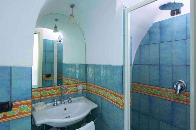 Bathroom 5, Hotel La Ninfa, Salerno