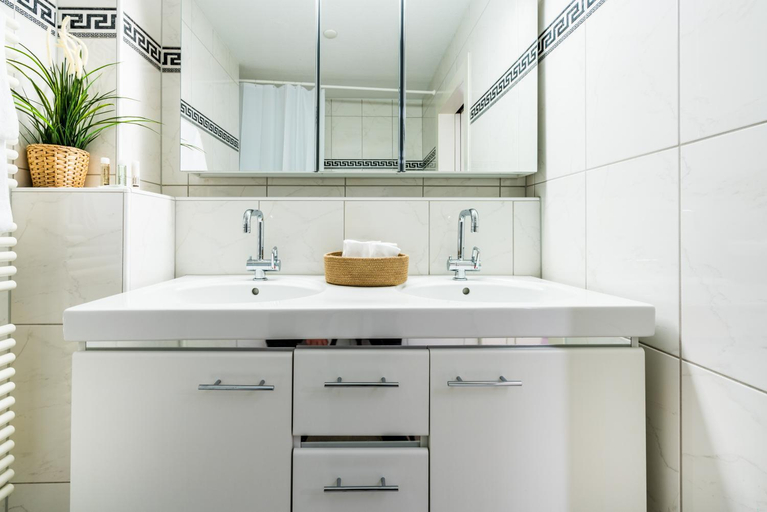 Bathroom 3, Top city center location by Airhome, Zug