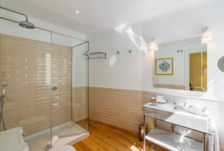 Bathroom 5, Infante Sagres, Porto