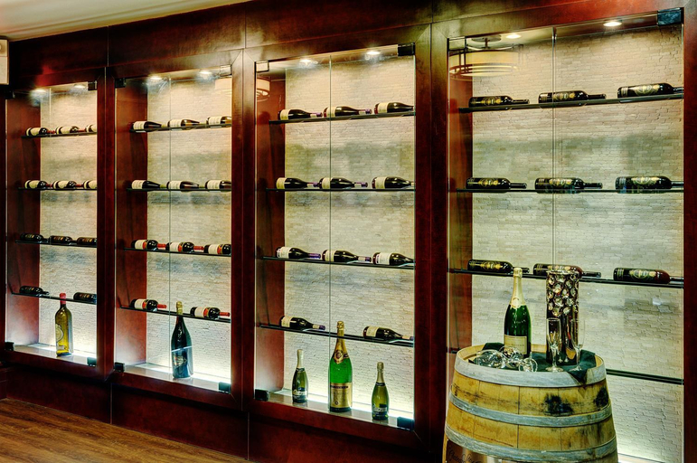 Food & Drinks 4, Chateau Nova Yellowhead, Division No. 11