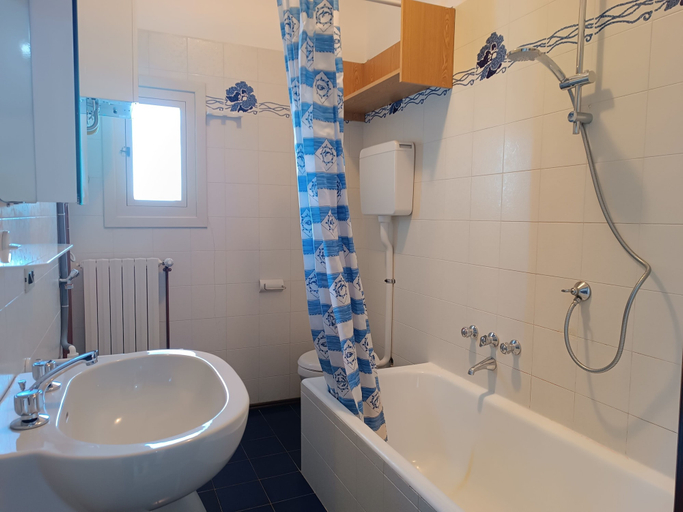Bathroom 2, Felicità, Verbano-Cusio-Ossola