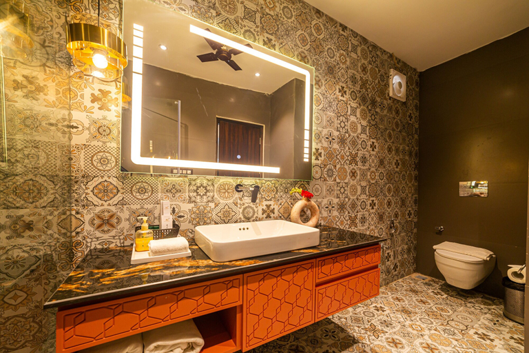 Bathroom 4, Manu Maharani Resorts, Nainital