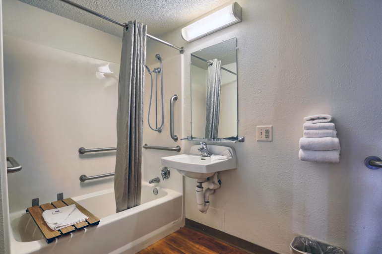 Bathroom 4, Motel 6 Hagerstown, MD, Washington