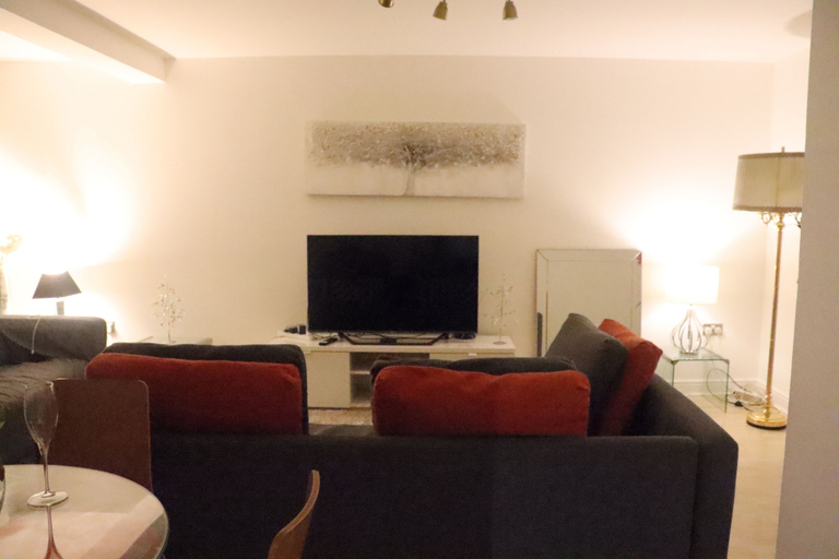 Others 4, Skyline Haven Modern 2BR w/ Free Parking & 4kTV, London