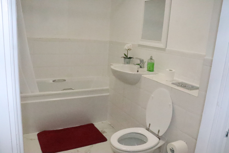 Bathroom 4, Skyline Haven Modern 2BR w/ Free Parking & 4kTV, London