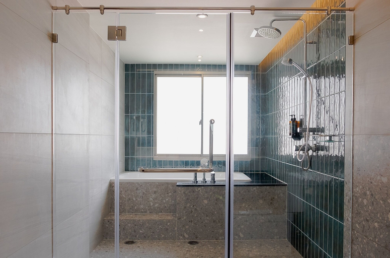 Bathroom 5, Buri Sriphu Hotel, Hat Yai