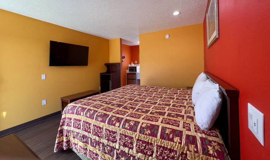 Bedroom 2, Razorback Inn, Benton