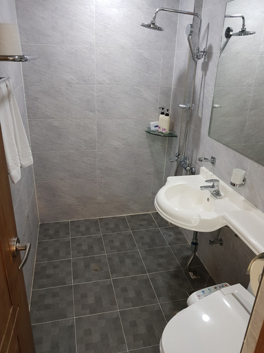 Bathroom 3, Yangyang International Airport Hotel, Yangyang