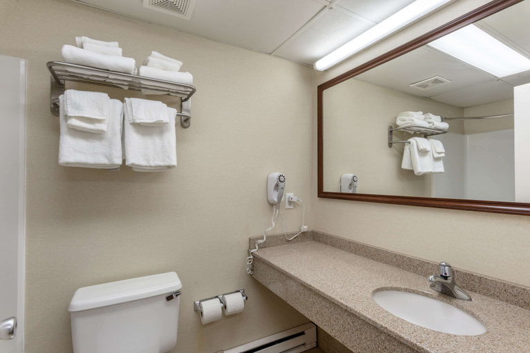 Bathroom 5, Quality Inn Ocean City Beachfront, Worcester
