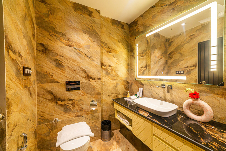 Bathroom 4, Manu Maharani Resorts, Nainital