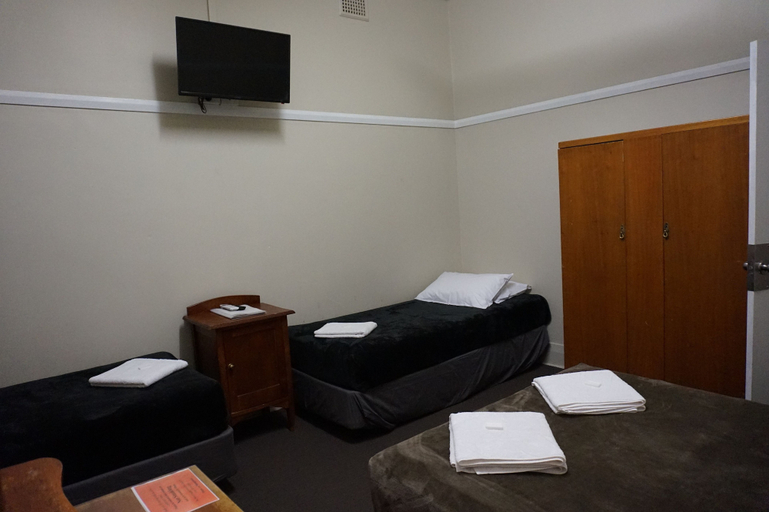 Bedroom 2, Castlereagh Hotel, Dubbo - Pt A