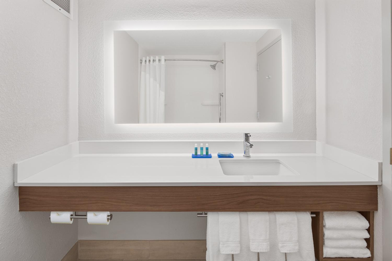 Bathroom 3, Holiday Inn Express & Suites BYRON by IHG, Peach