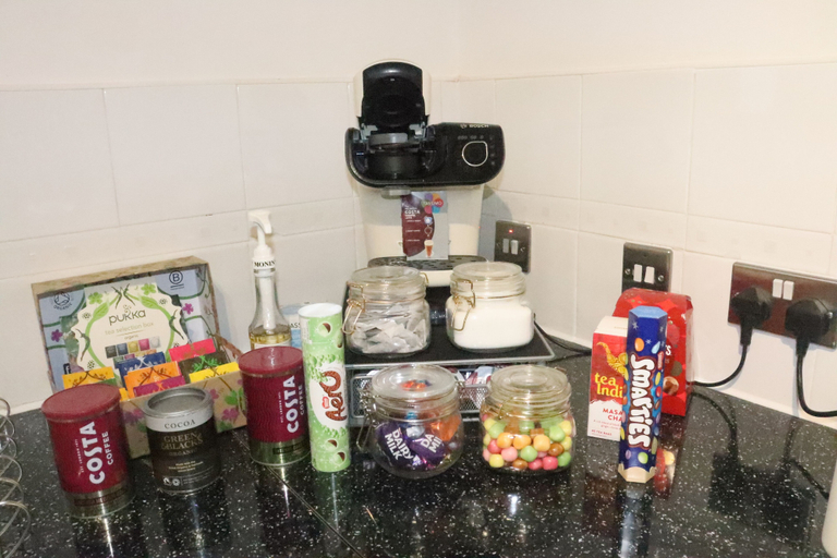 Food & Drinks, Skyline Haven Modern 2BR w/ Free Parking & 4kTV, London