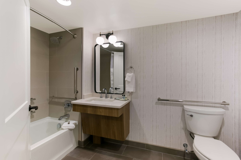 Bathroom 4, Best Western Premier The Central Hotel & Conference Center, Dauphin