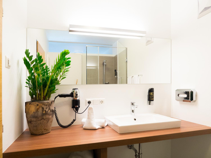 Bathroom 2, Der Bruckenwirt, Lienz
