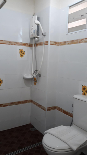 Bathroom 4, Chumphon Travelodge Hotel, Muang Chumphon