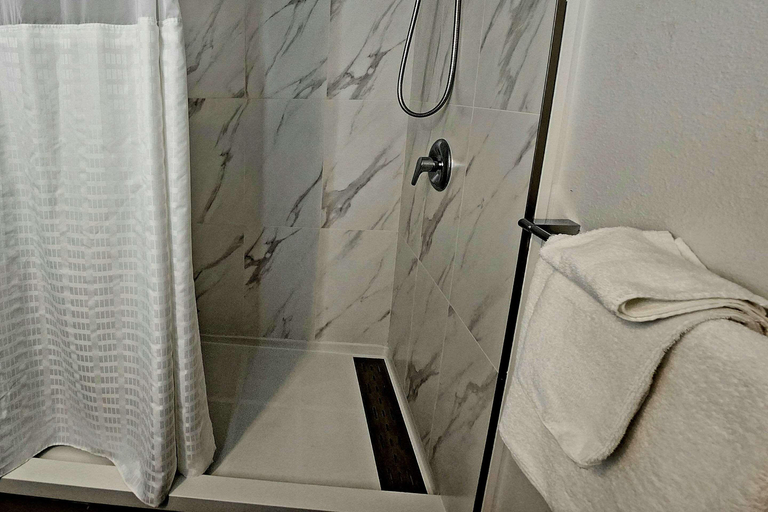 Bathroom, Quality Inn & Suites, Thompson-Nicola