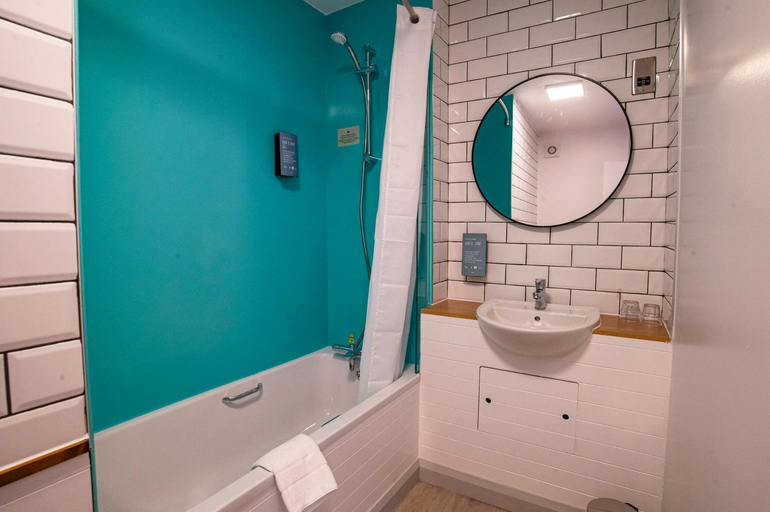 Bathroom 3, Highfield Hotel By Greene King Inn, Middlesbrough