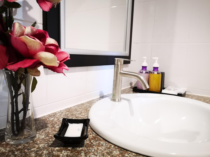 Bathroom 5, Seven Seas, Pulau Phuket