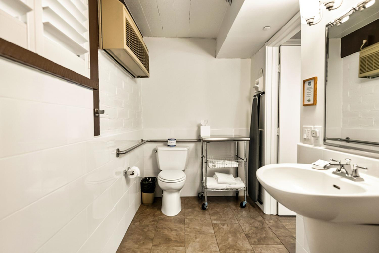 Bathroom 3, El Pueblo Inn, Sonoma