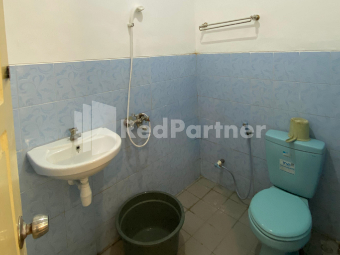 Bathroom 3, Hotel Kurnia @ Jln Pemuda Blora RedPartner, Blora