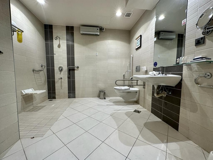 Bathroom 5, Golden Tulip Buraidah