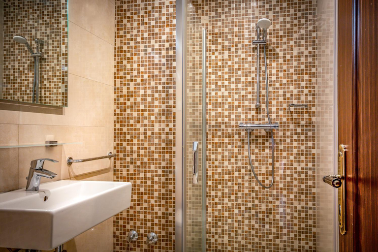 Bathroom, Country Lodge Complex, Western Urban