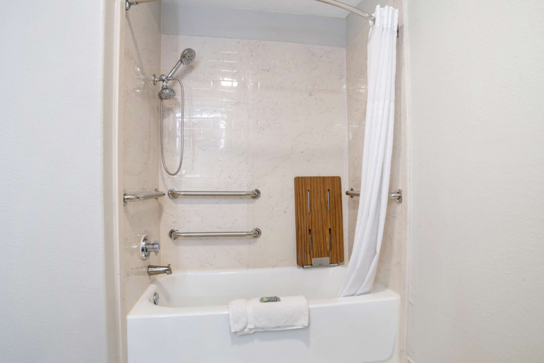 Bathroom 4, Best Western Bayou Inn, Jefferson