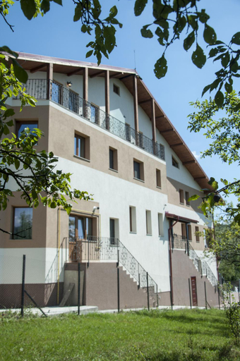 Others 4, Pensiunea Muntele Verde, Slanic