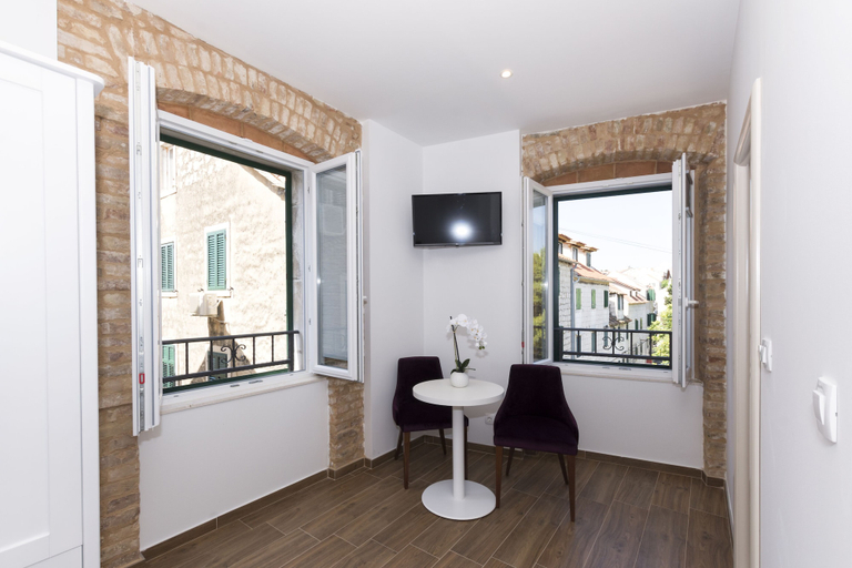 Others 4, Peruzovic Rooms 3, Split