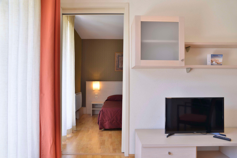 Bedroom 5, Best of Both, Ain
