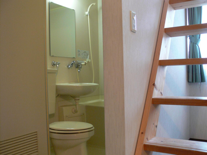 Bathroom 3, Pension Locomotion, Kutchan