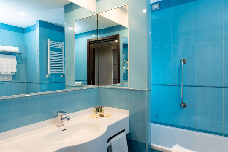 Bathroom 5, DoubleTree by Hilton Milan Malpensa Solbiate Olona, Varese