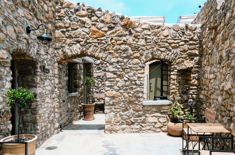 Exterior & Views