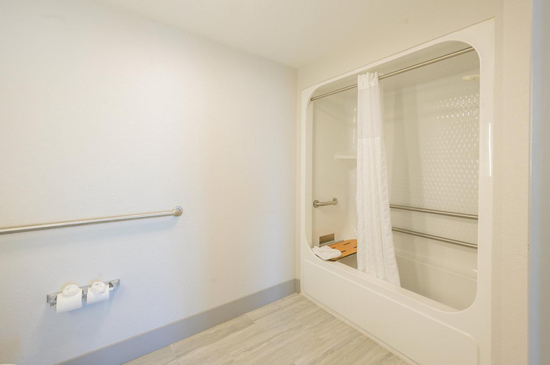 Bathroom 10