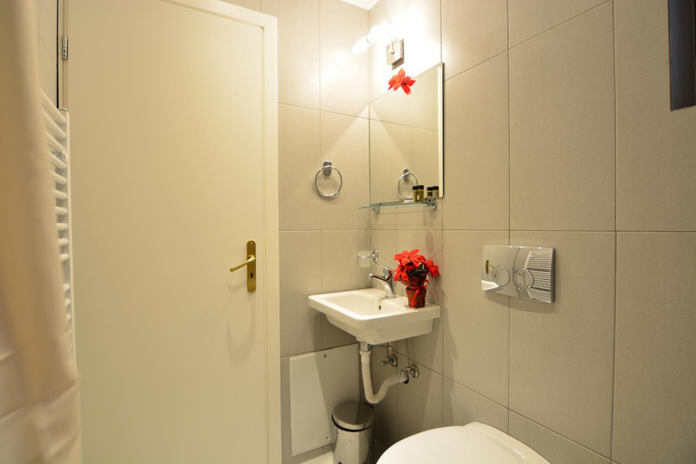 Bathroom 3, Aipytos Guesthouse, Peloponnese