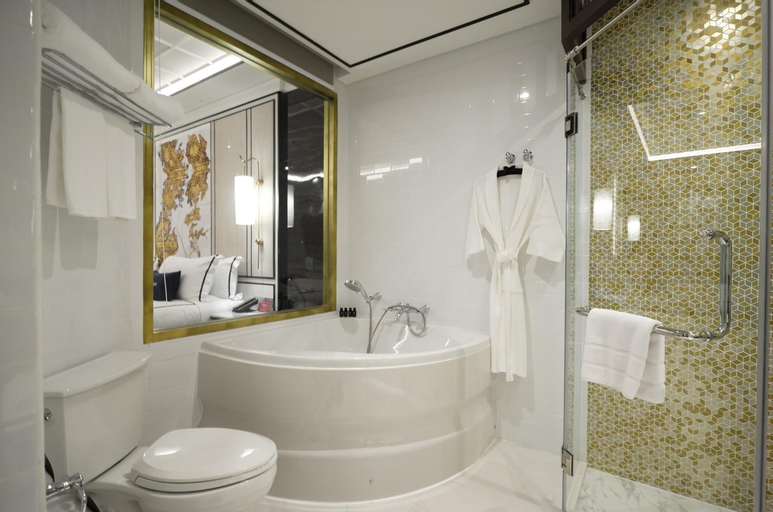 Bathroom 16