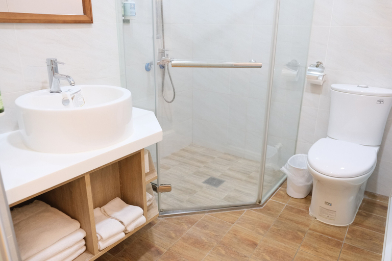 Bathroom 4, Railway Inn, Taitung