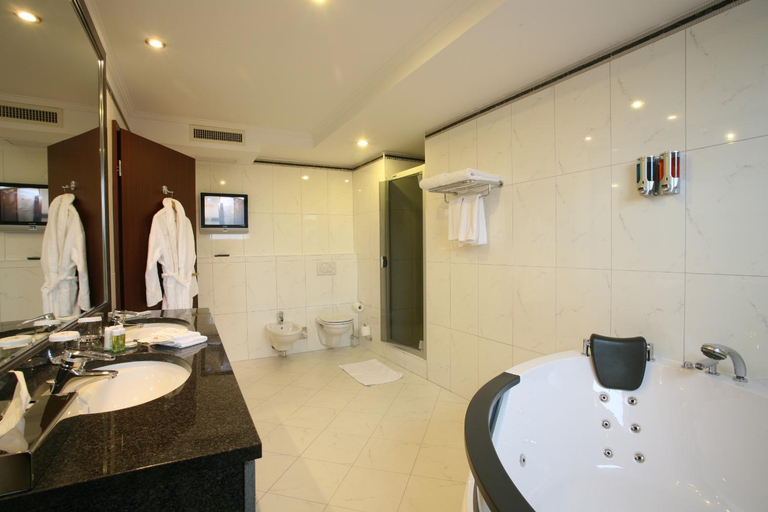 Bathroom 5, Ramada Hotel & Suites by Wyndham Bucharest North, Municipiul Bucuresti