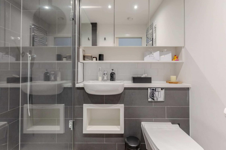 Bathroom 3, Elegant & Serene 2BD Flat W/roof Terrace Hoxton!, London