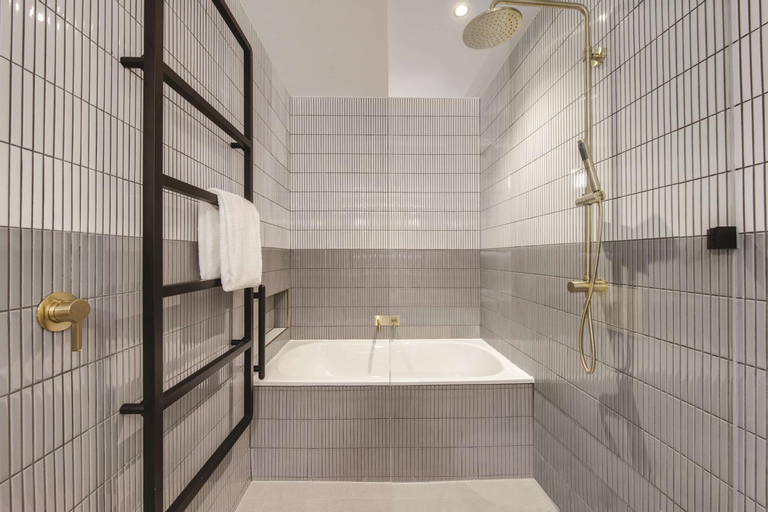 Bathroom 10