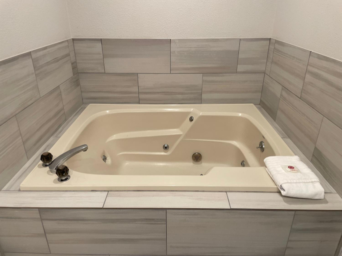 Bathroom 3, Comfort Inn & Suites Mundelein-Vernon Hills, Lake