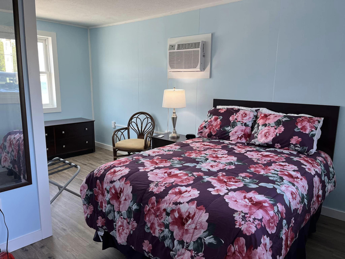 Bedroom 4, The Palms Motel, Ashtabula