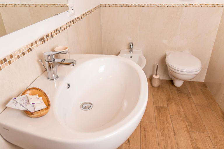 Bathroom 2, La Creta b&b, Taranto