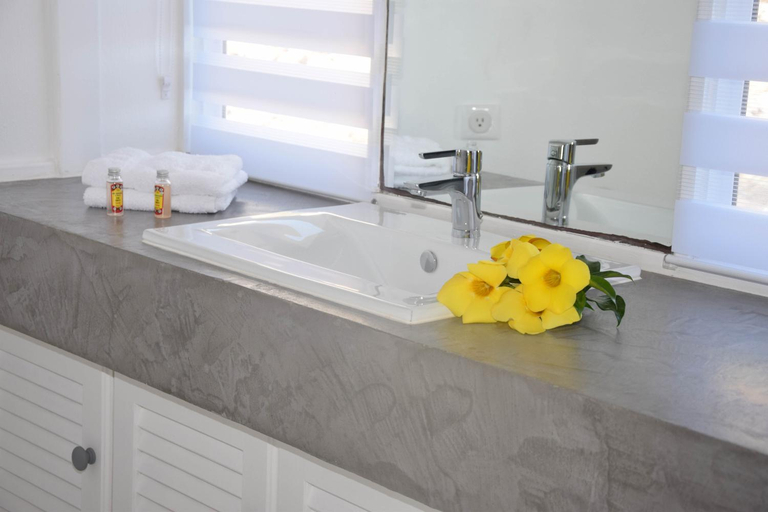 Bathroom 3, Ninamu Pearl Guest House