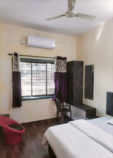 Bedroom 2, Springfield Family Apartment, Satara